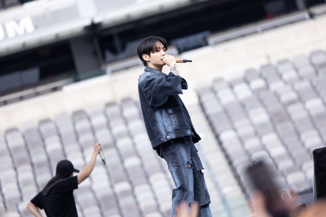 JUNG KOOK, îmbrăcat în Calvin Klein în timpul turneului„ARIRANG” al trupei BTS ce a avut loc în East Rutherford, New Jersey