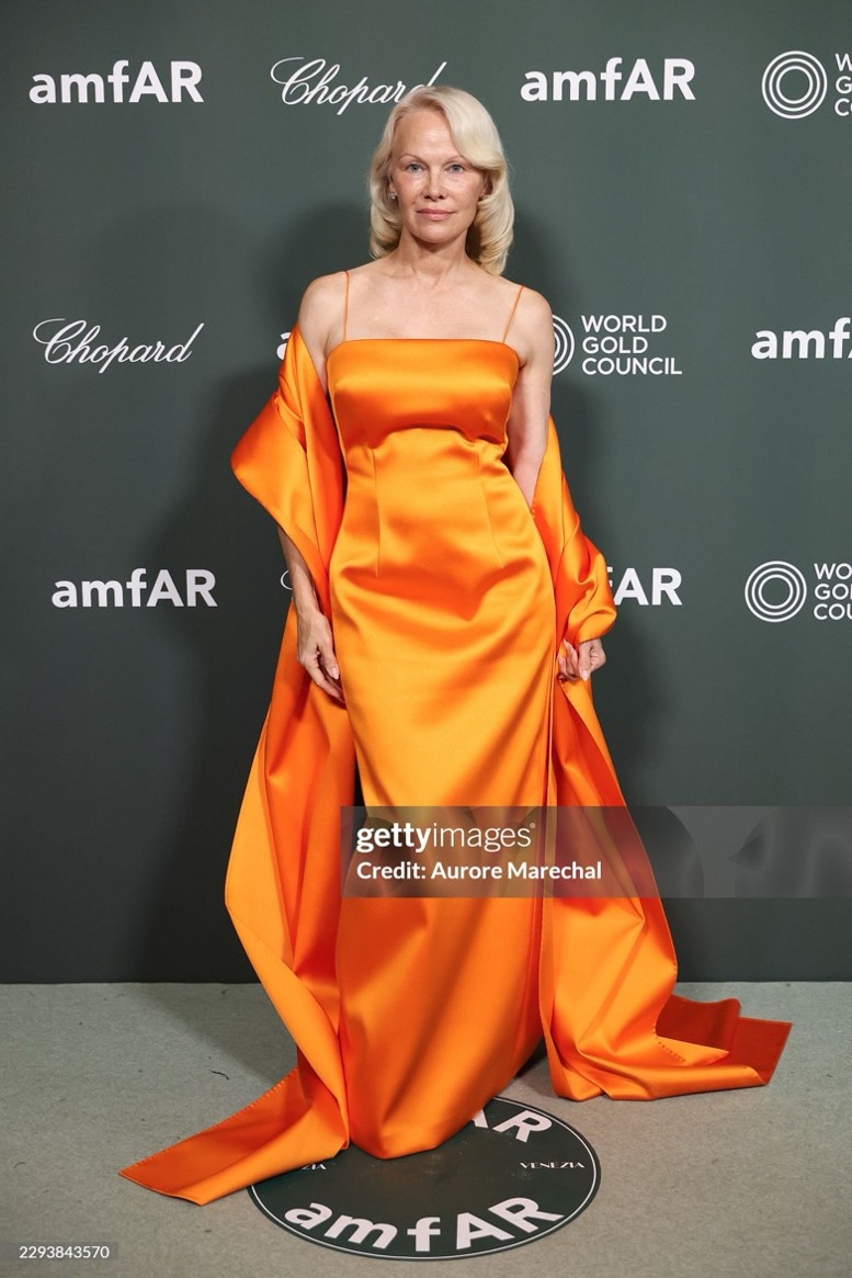 Pamela Anderson φόρεσε Calvin Klein Collection στο amfAR Venezia 2026 Gala